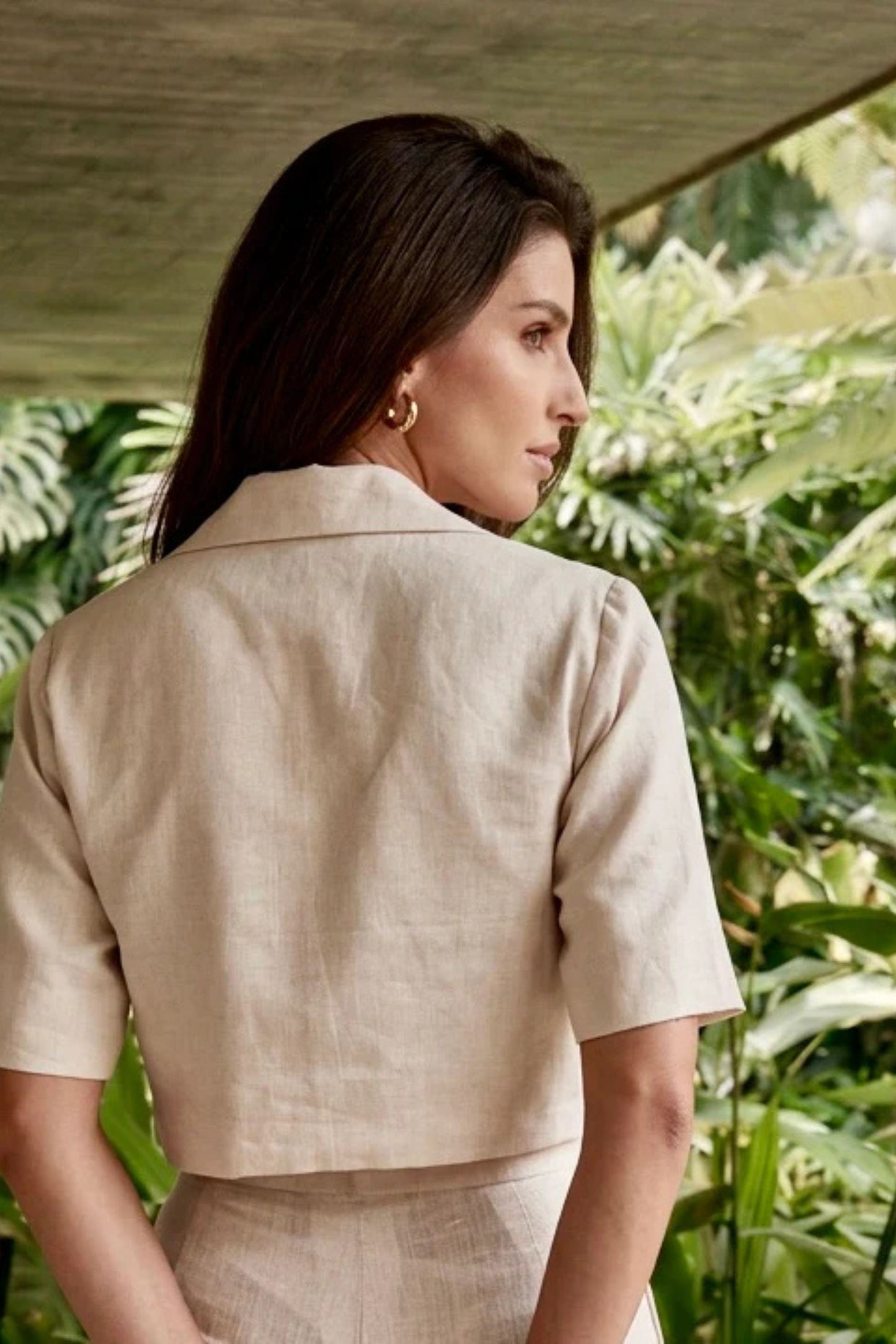 IVORY CROP DOUBLE BRESTED TOP PAIRED WITH STRAIGHT PANTS