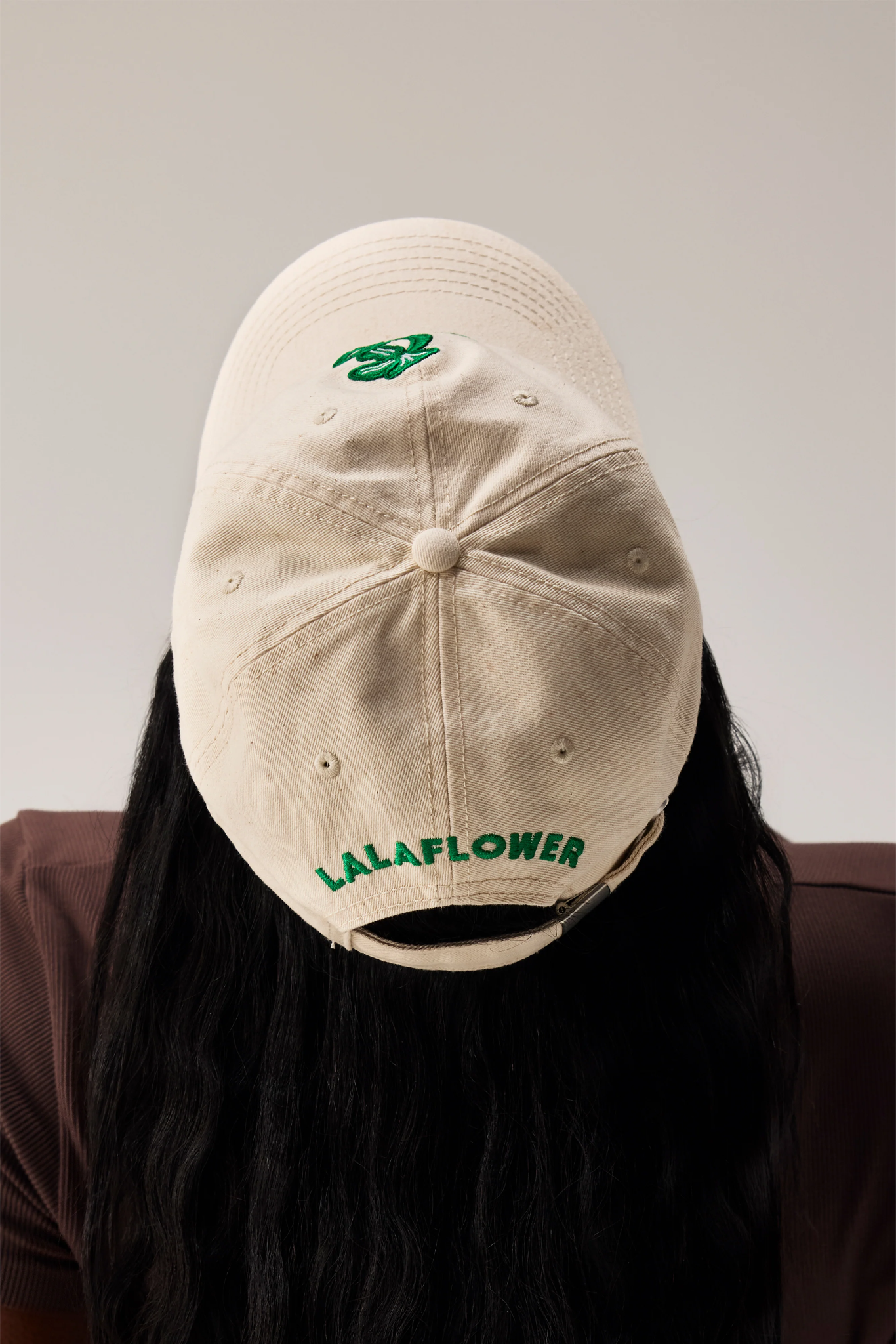 CREAM BASEBALL CAP WITH GREEN EMBROIDERY