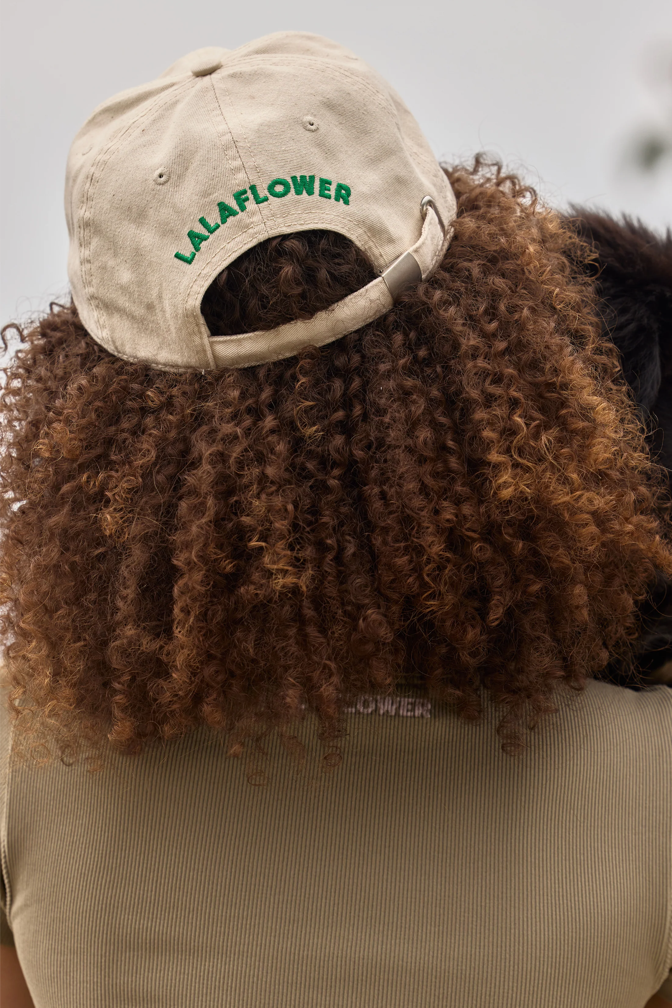 CREAM BASEBALL CAP WITH GREEN EMBROIDERY