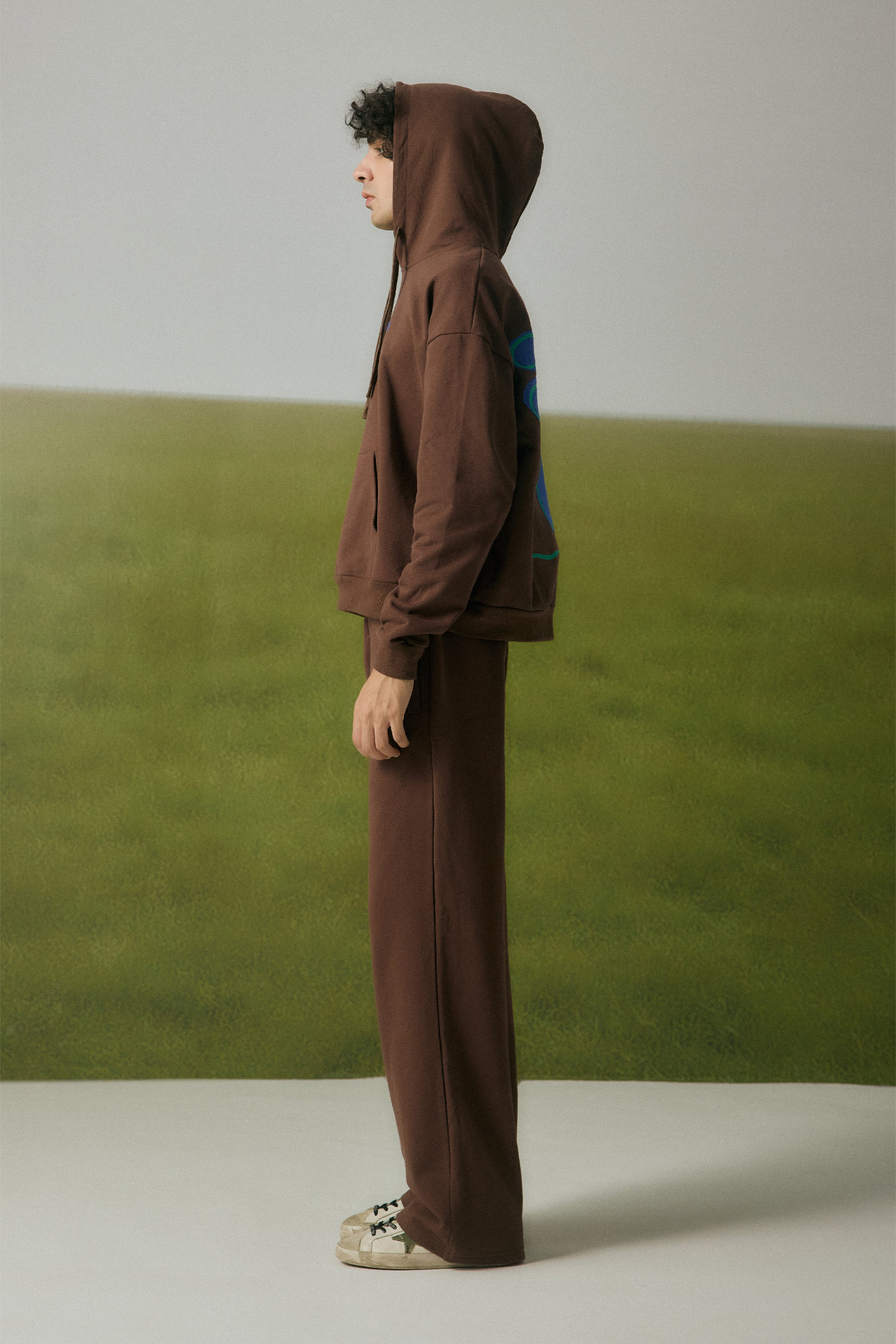 COFFEE SWEATPANTS WITH BLUE EMBROIDERY