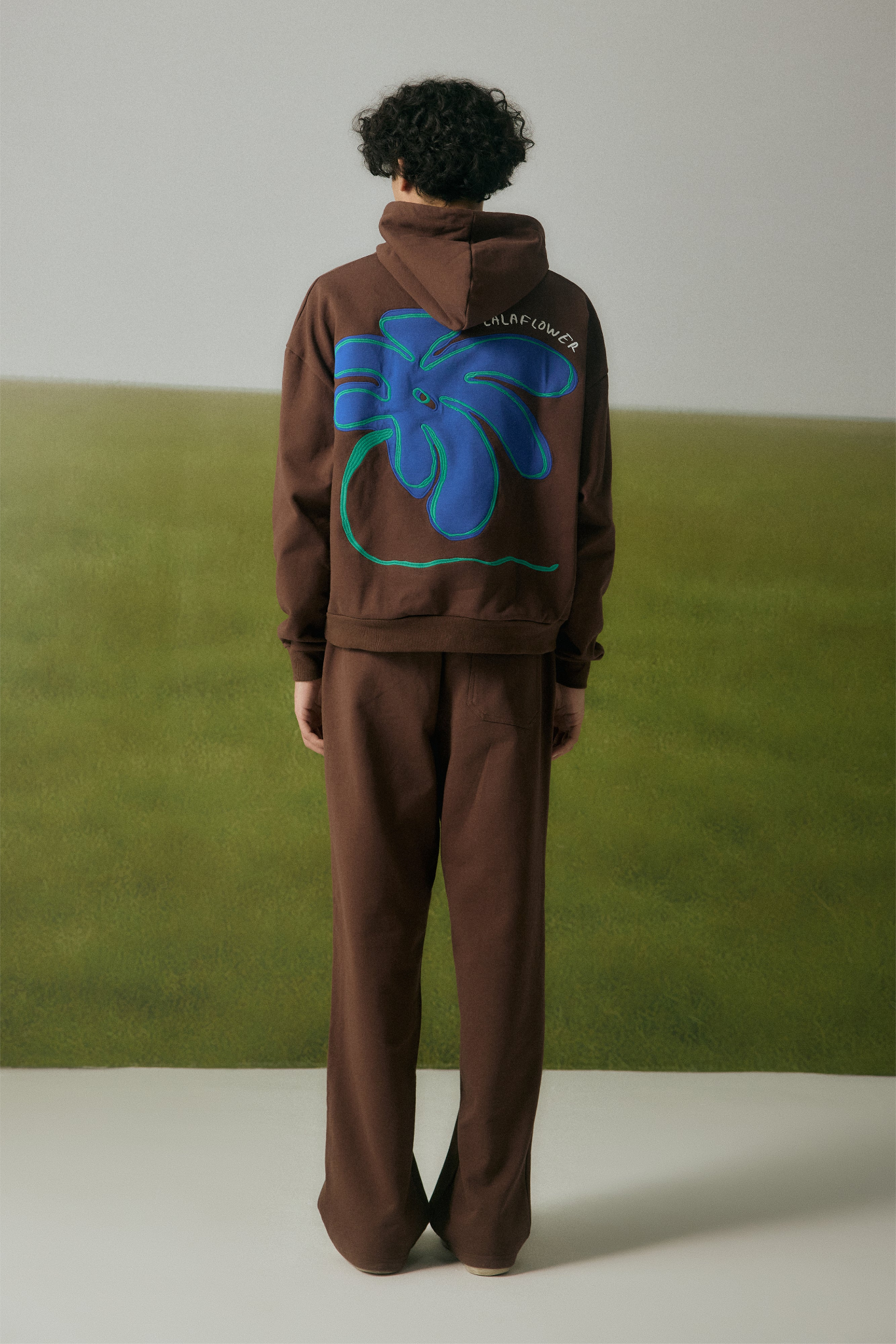 COFFEE SWEATPANTS WITH BLUE EMBROIDERY