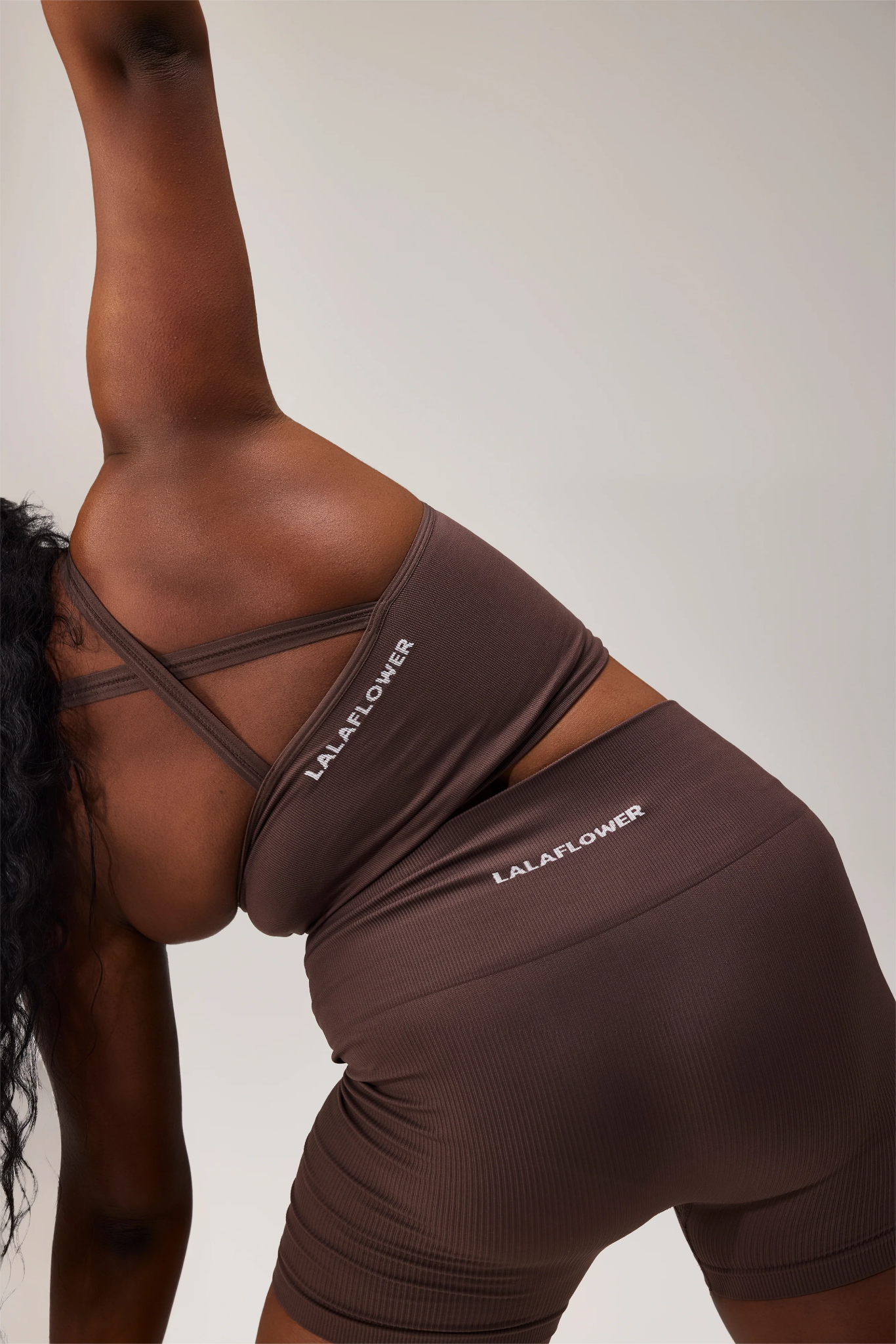 SEAMLESS BIKER SHORTS - COFFEE