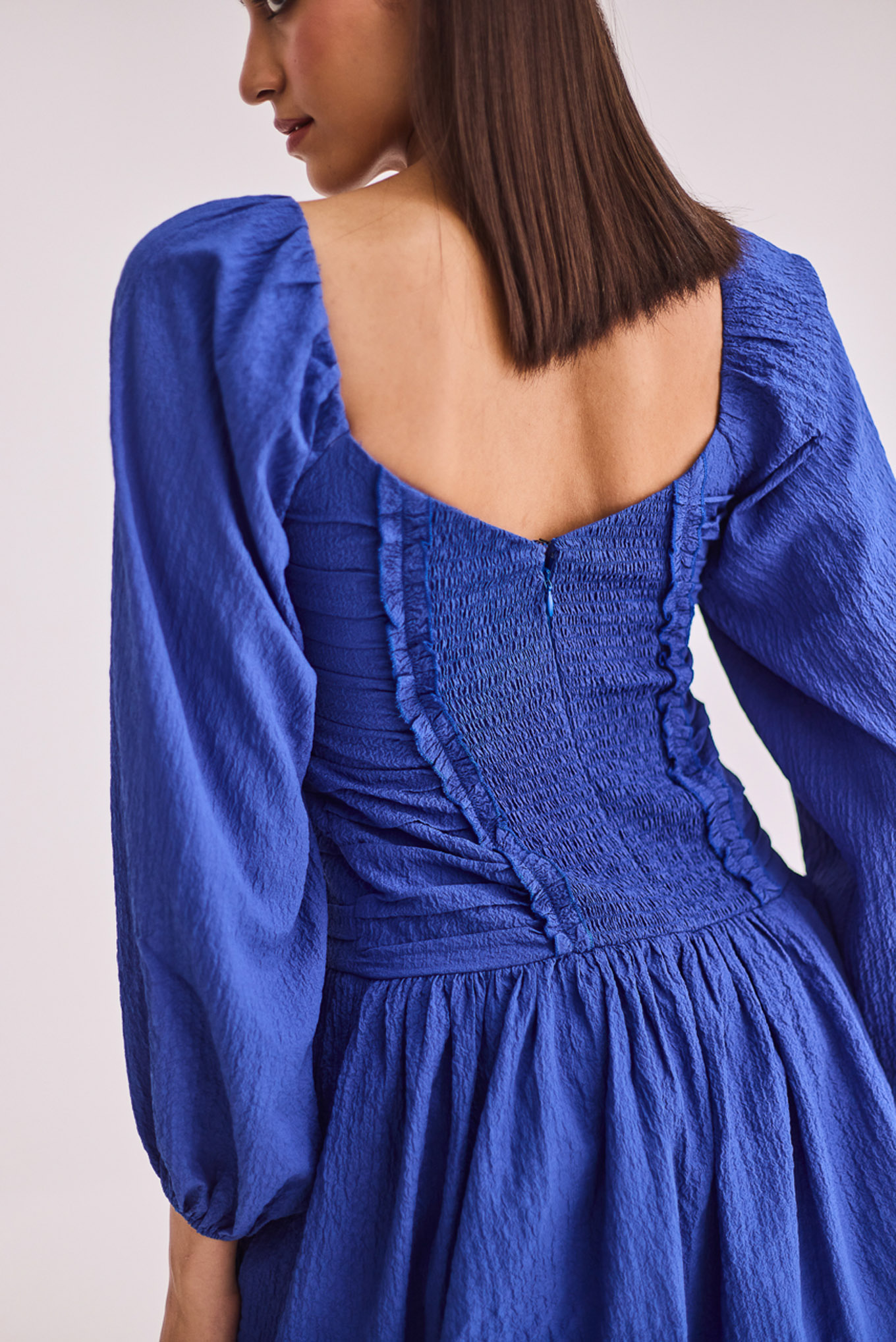 Short blue dress with full sleeves