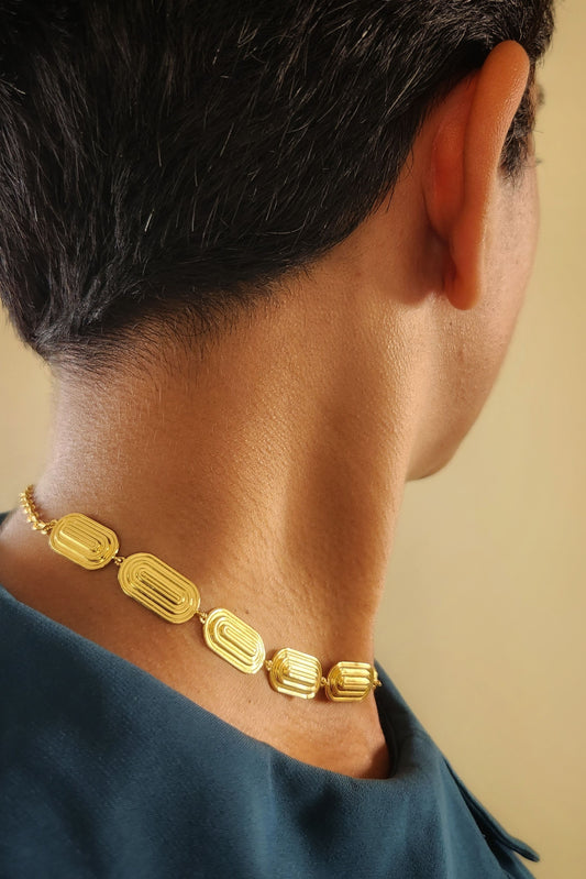 Oblong choker/collar