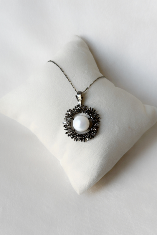 Blooming Wreath Pendant - Meteorite Black