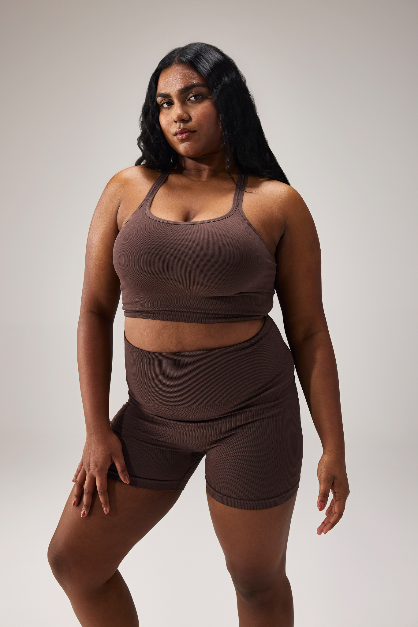 SEAMLESS CROSS BRA - COFFEE