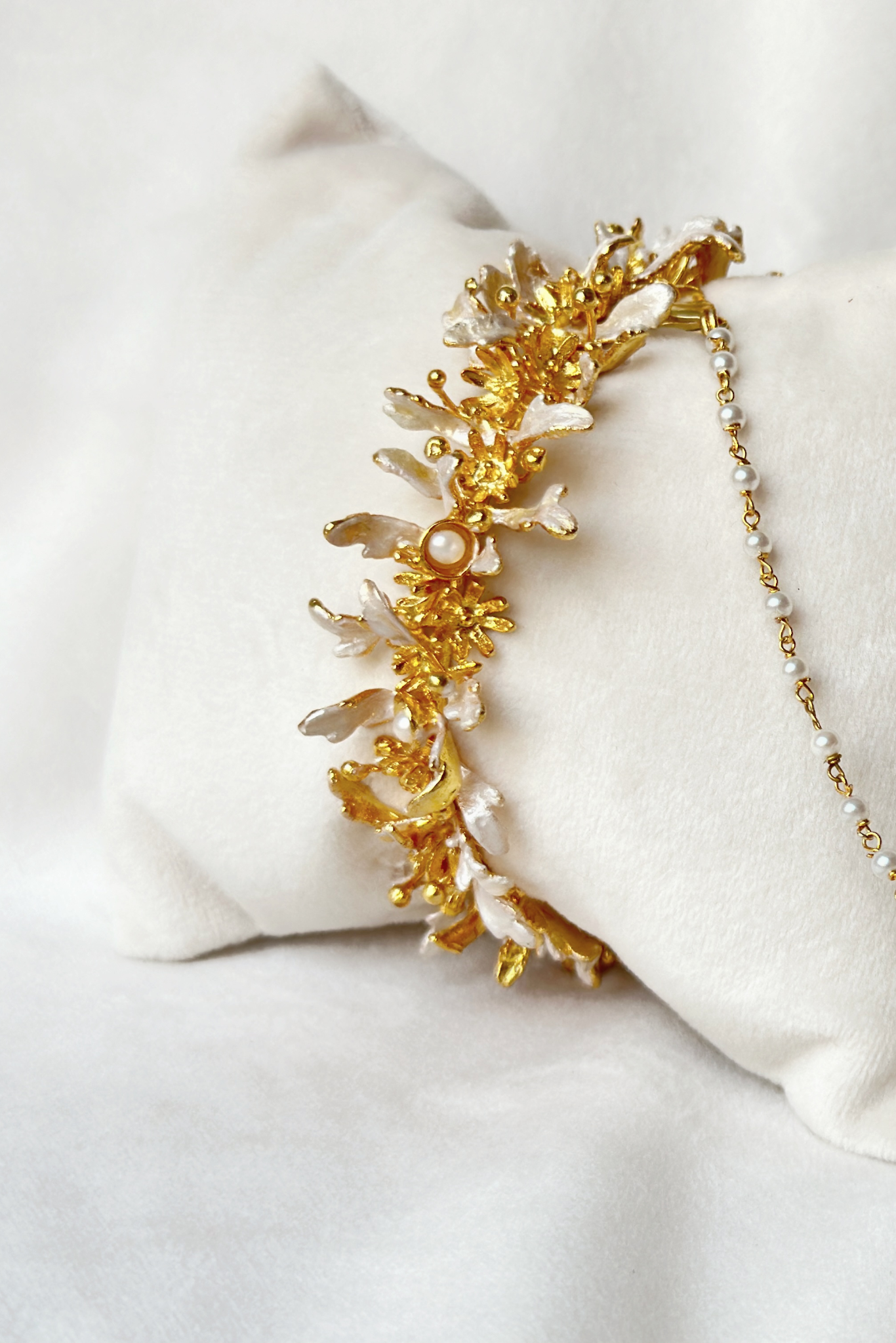 Blooming Trail Bangle - Snowy White