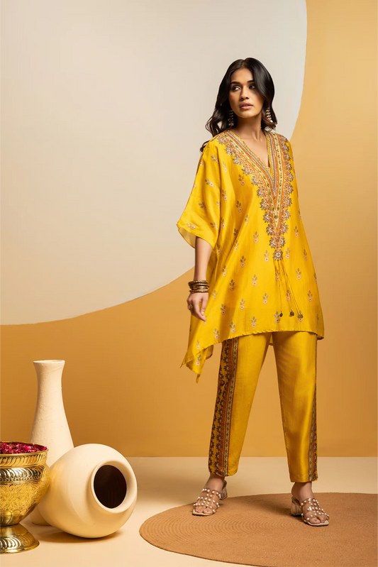 Taarani embellished V-neck kurta set