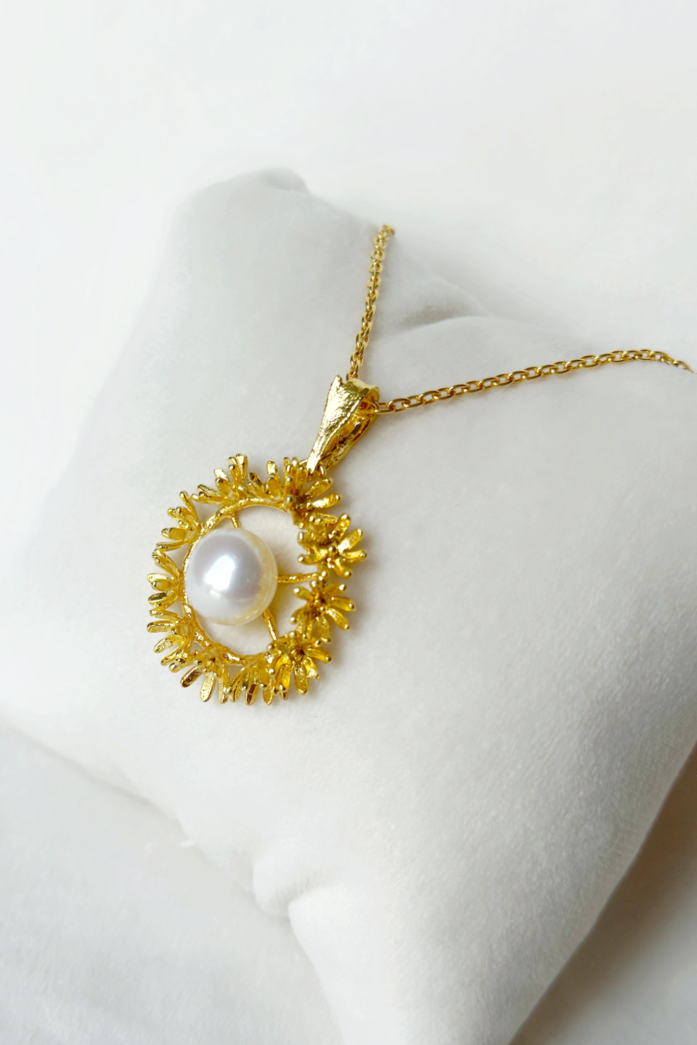 Blooming Wreath Pendant - Gold