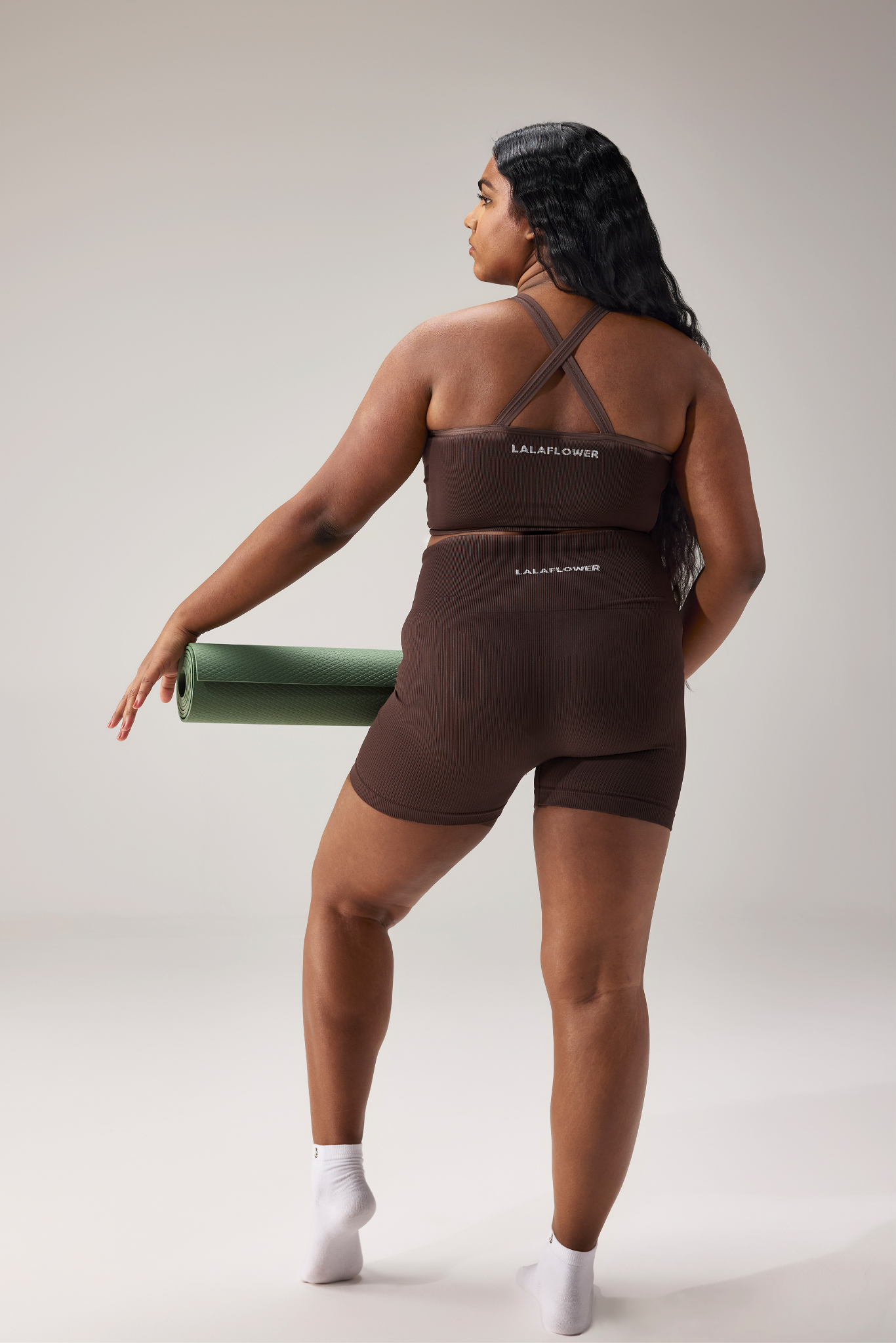 SEAMLESS CROSS BRA - COFFEE