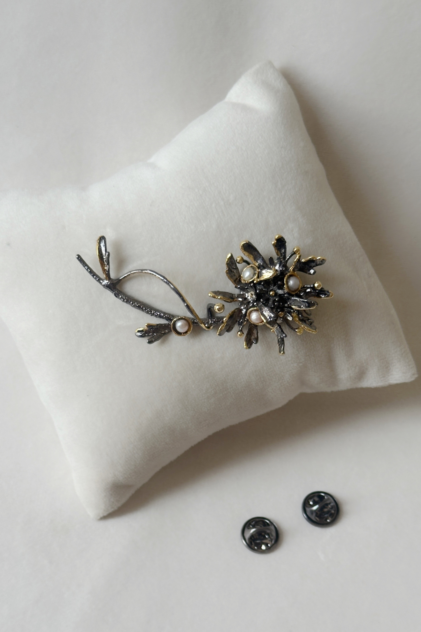 Flowerburst Brooch - Meteorite Black and Gold