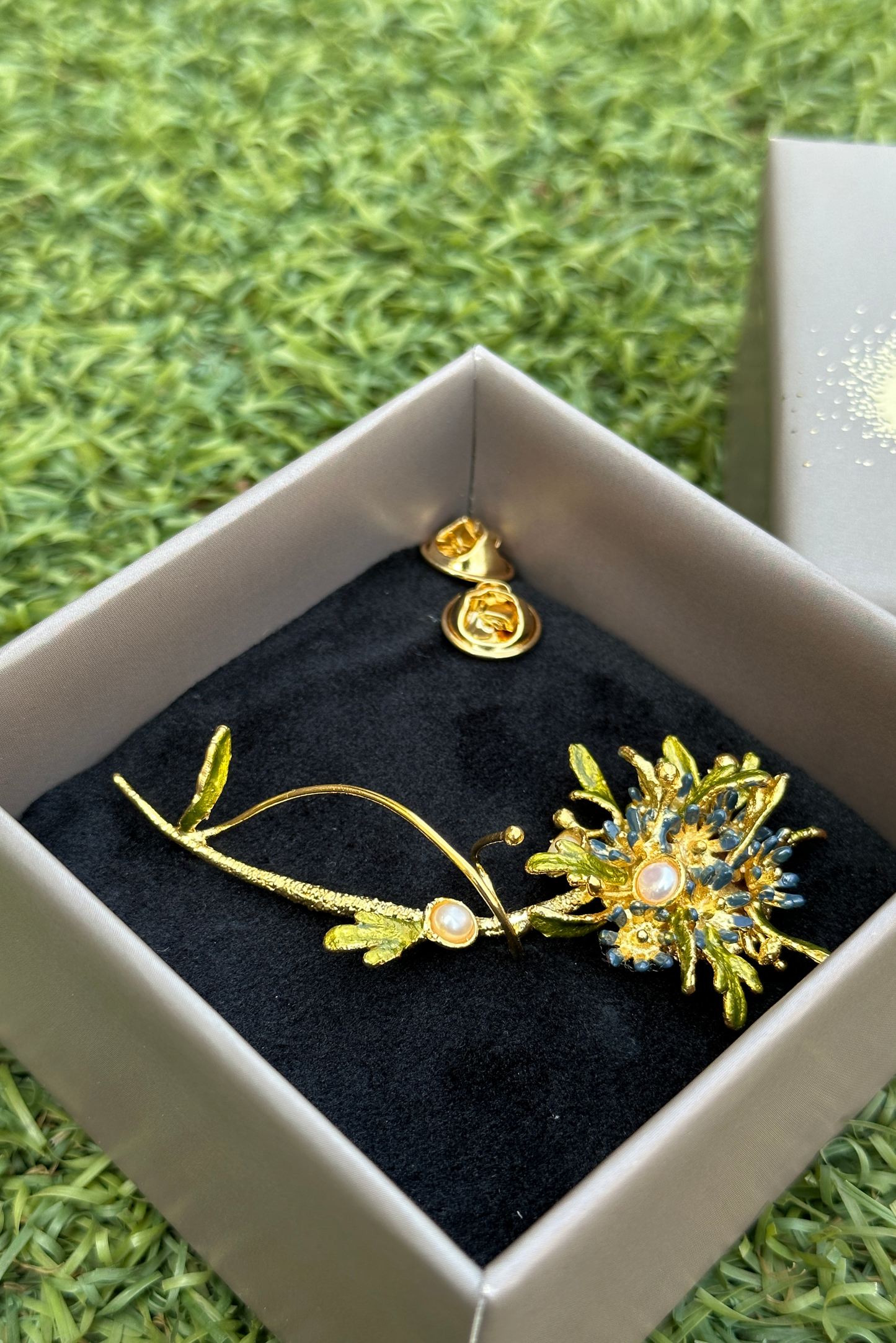 Flowerburst Brooch -Forget-me-not-blue