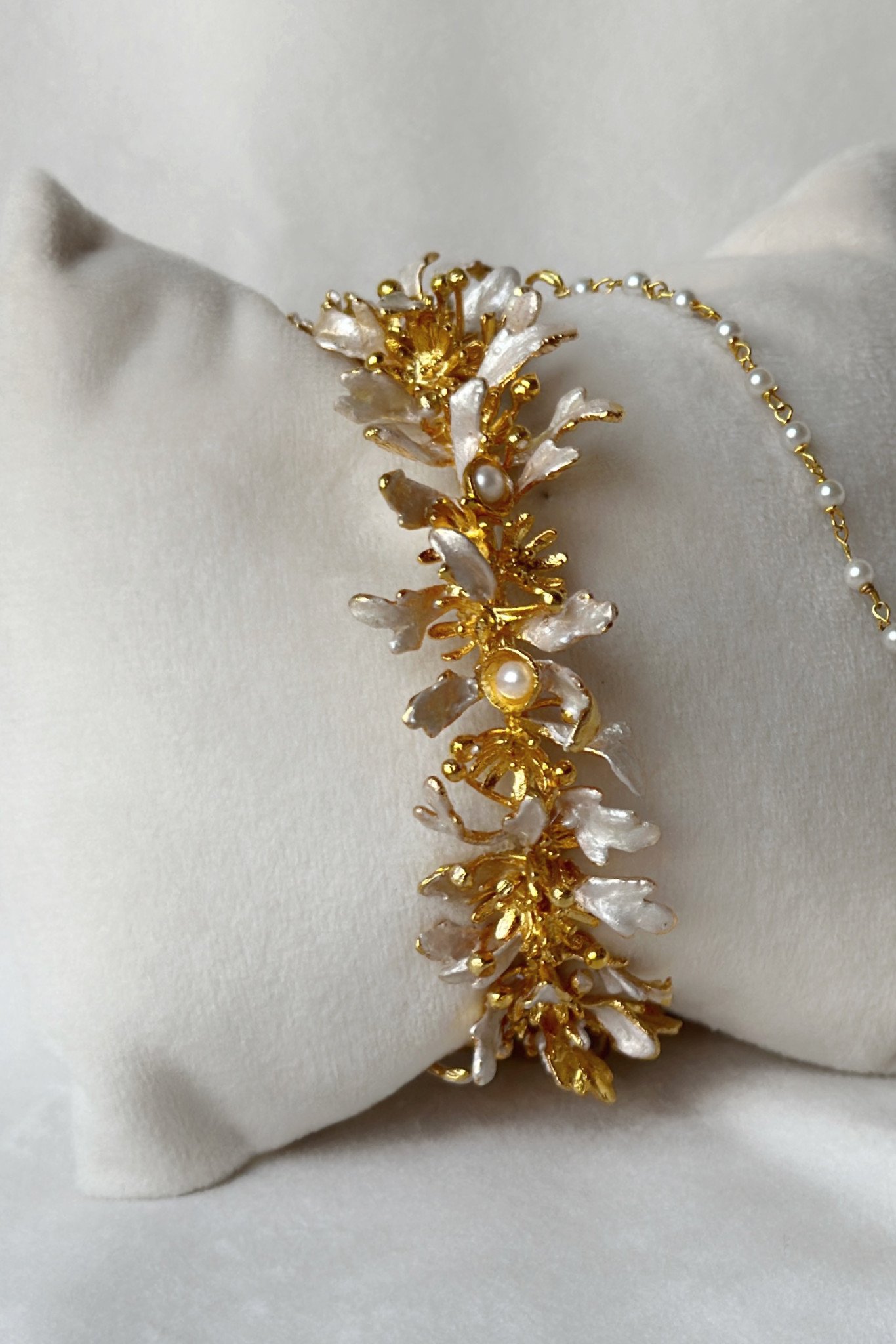 Blooming Trail Bangle - Snowy White