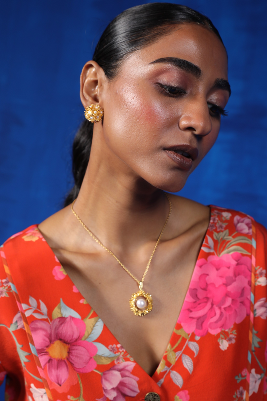 Blooming Wreath Pendant - Gold