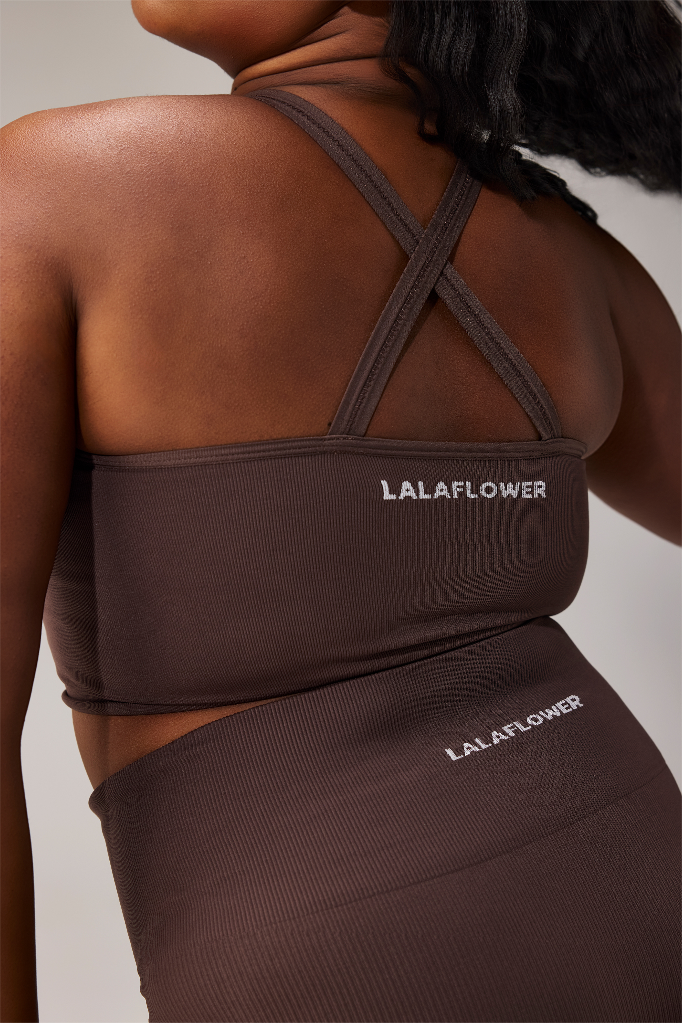 SEAMLESS CROSS BRA - COFFEE