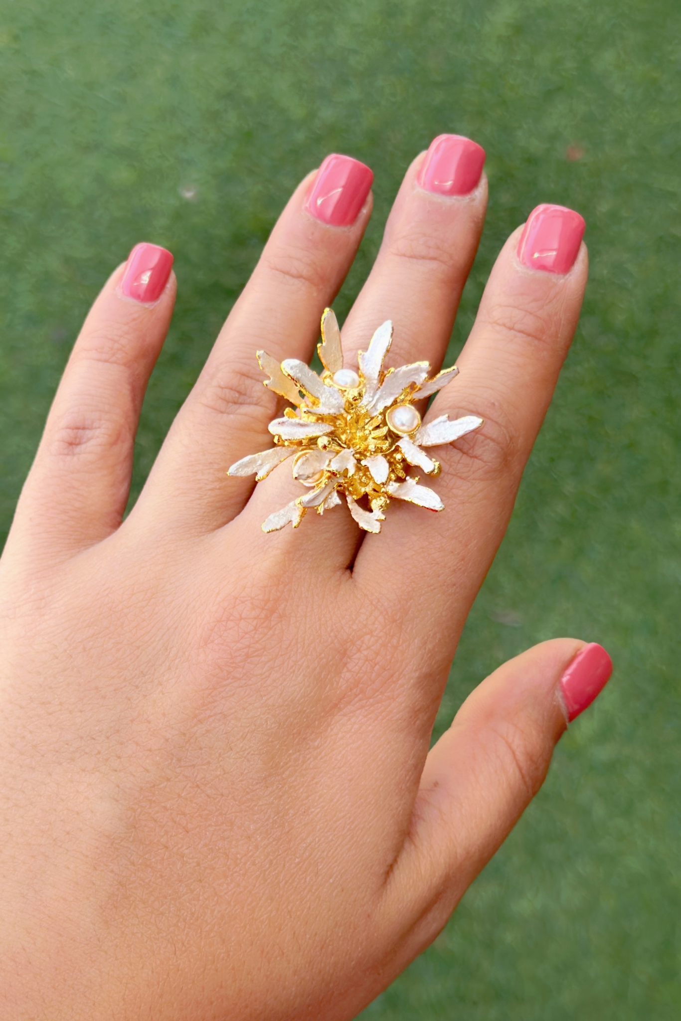 Flower Burst Ring - Snowy White