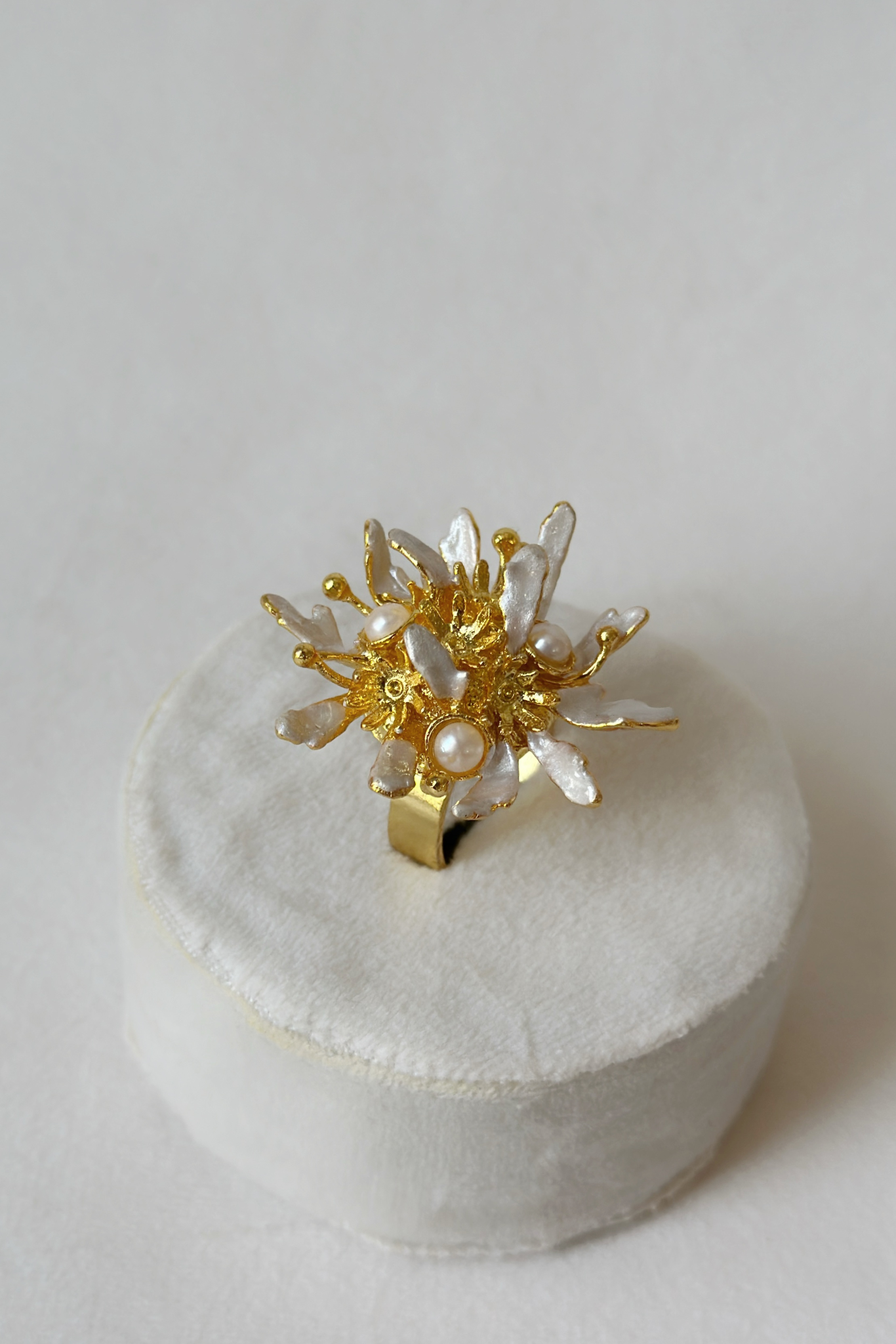 Flower Burst Ring - Snowy White