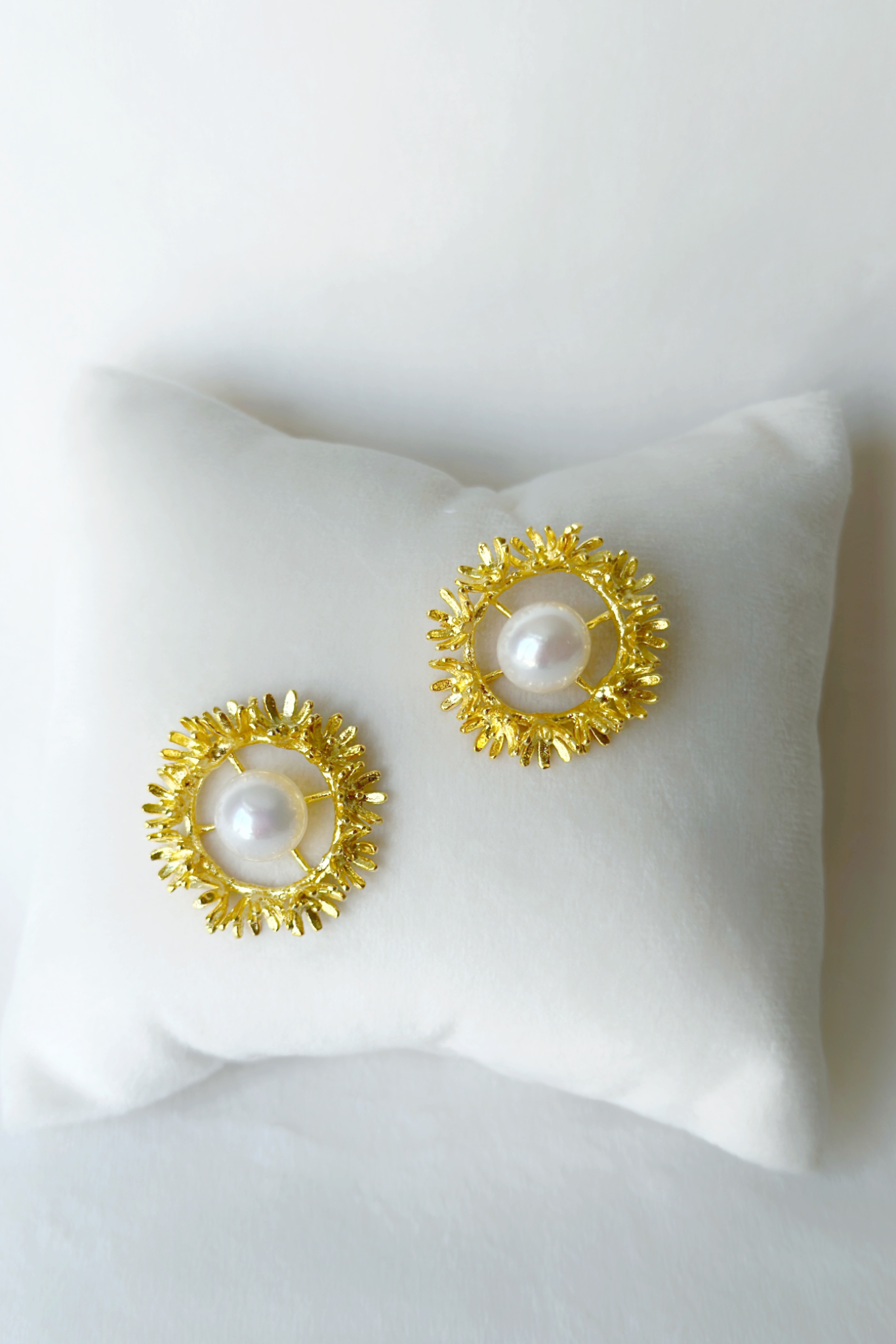 Blooming Wreath Pearl Studs- Sunny Gold