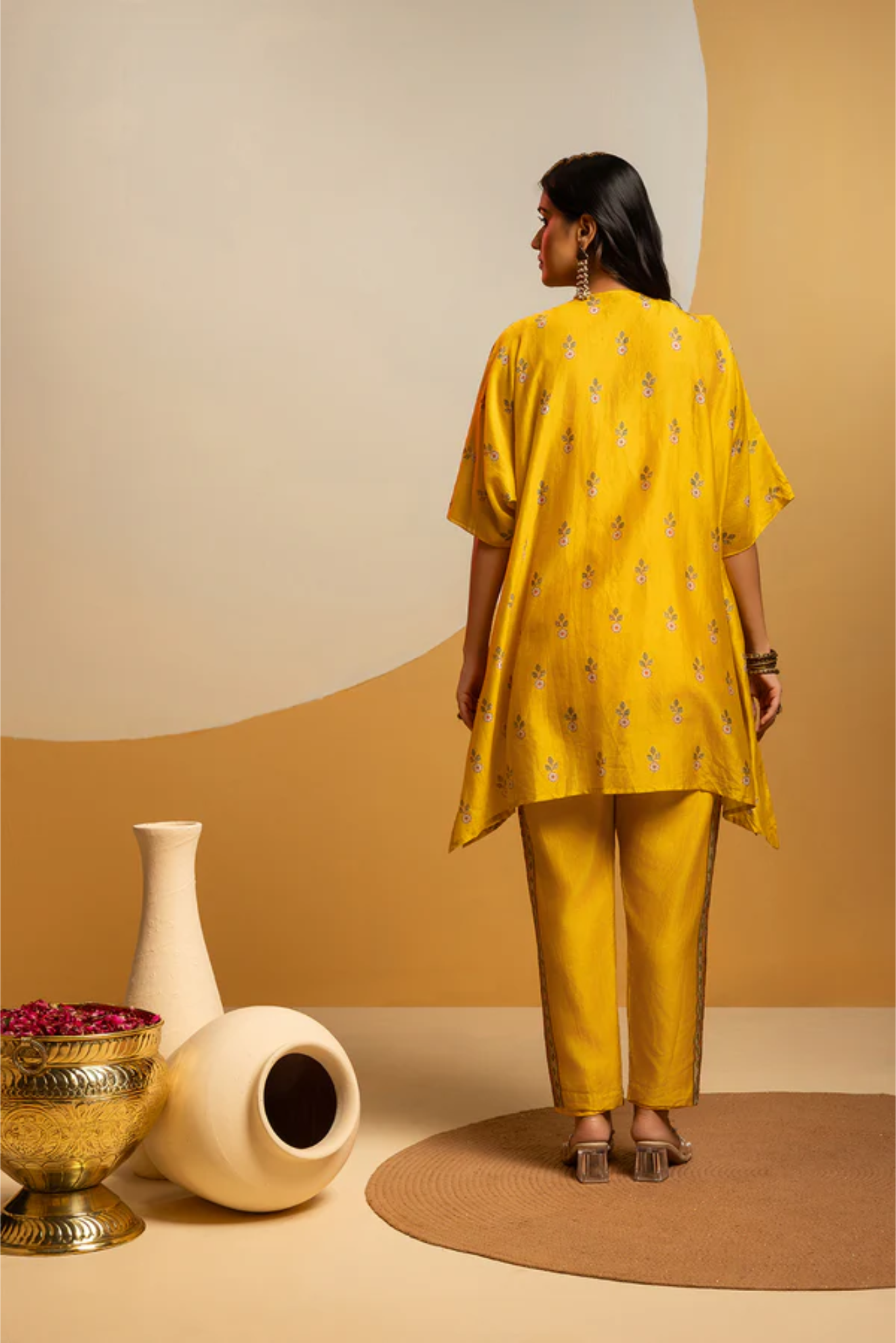 Taarani embellished V-neck kurta set