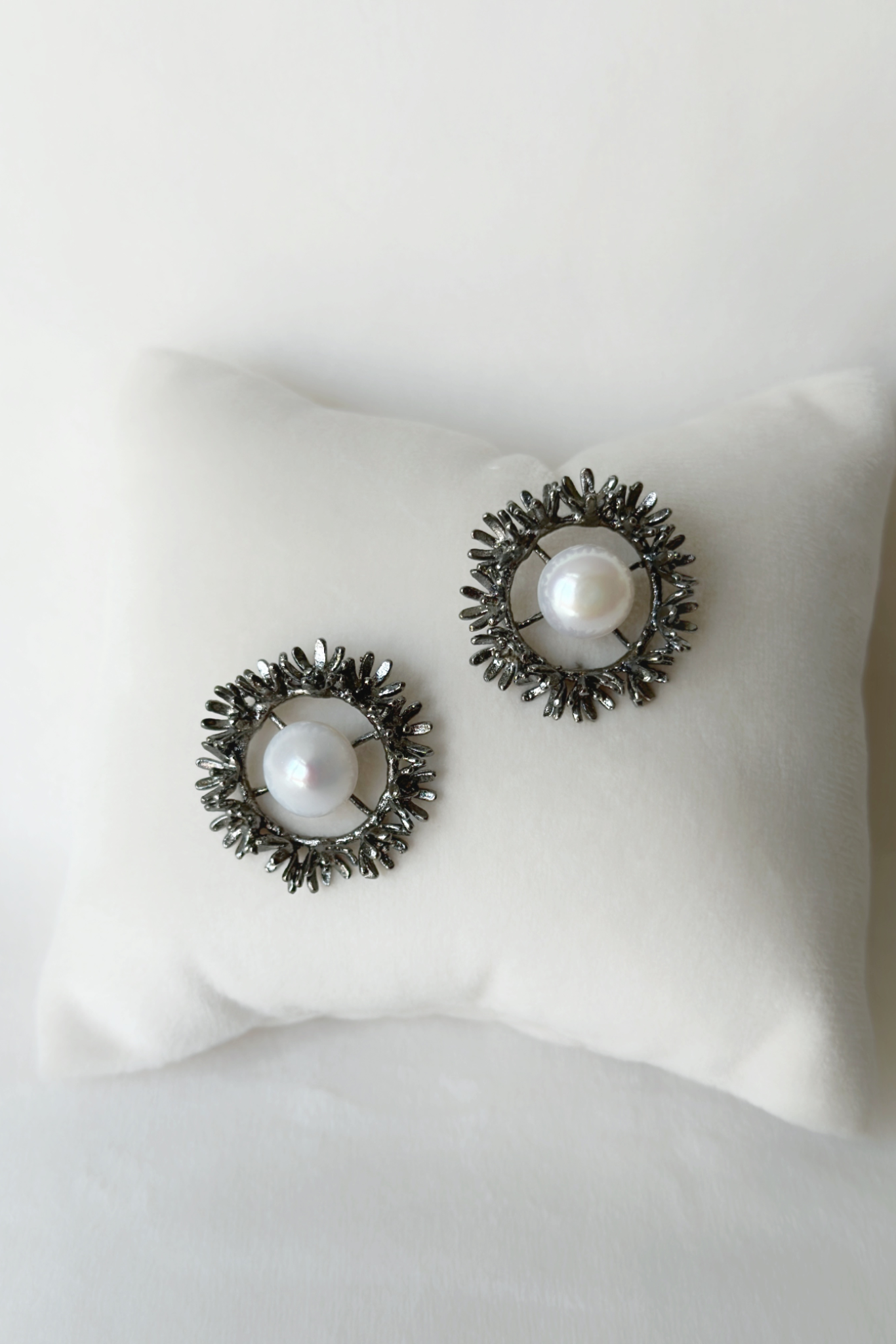 Blooming Wreath Pearl Studs - Meteorite Black