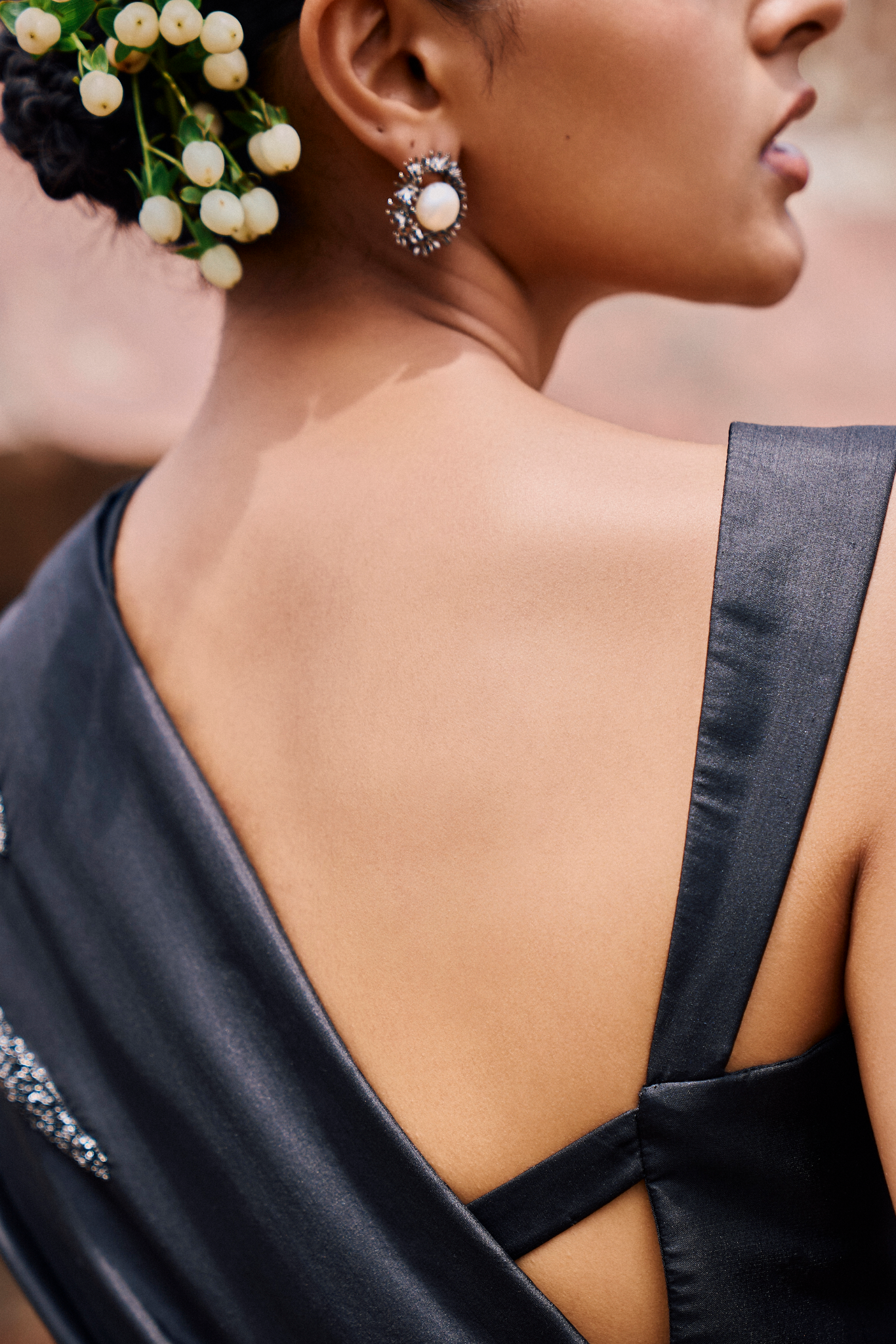 Blooming Wreath Pearl Studs - Meteorite Black