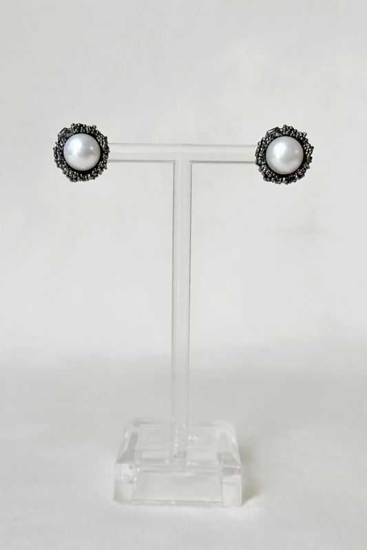 Pearl Cup Studs Meteorite Black