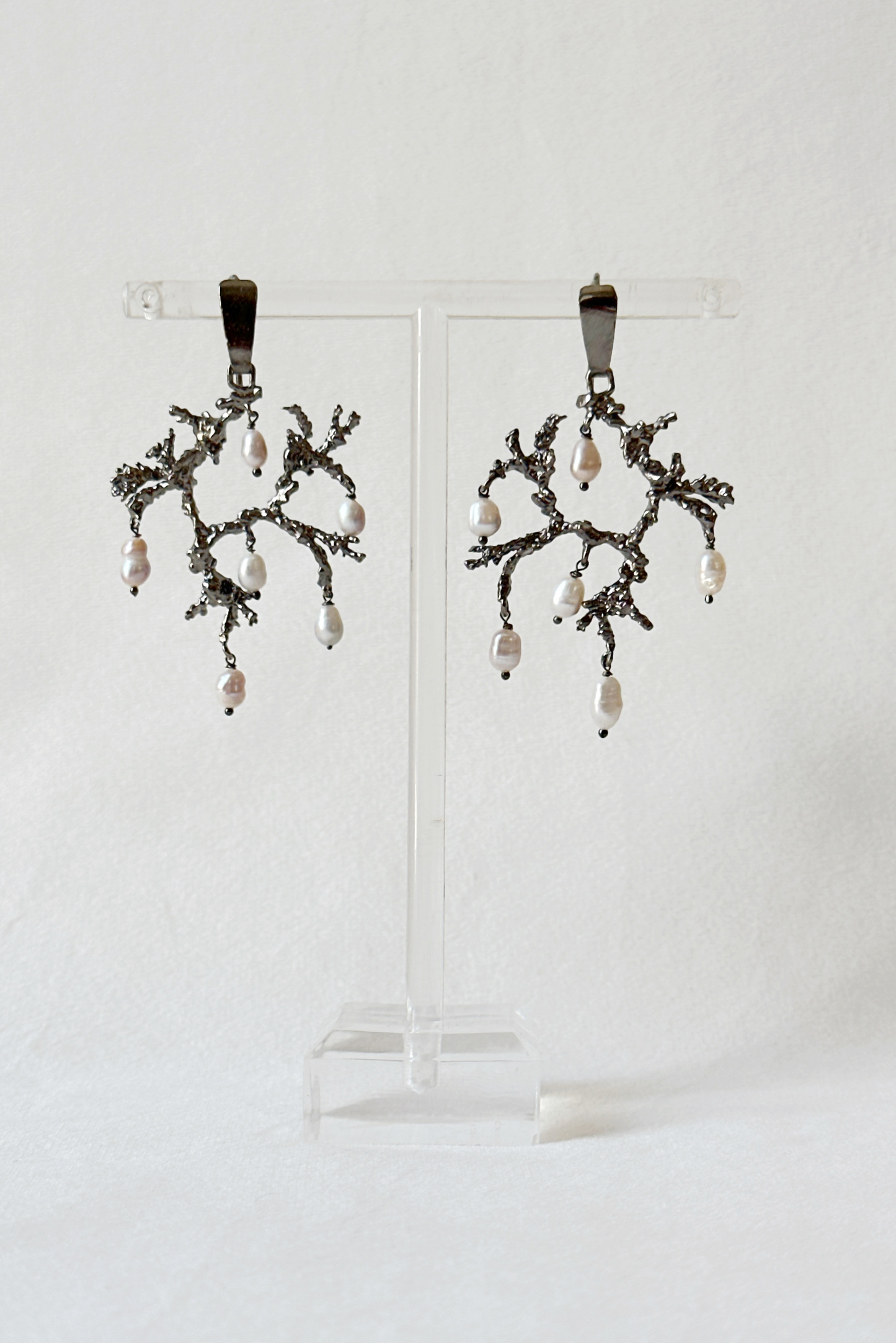Untamed pearl drops chandelier earrings Black