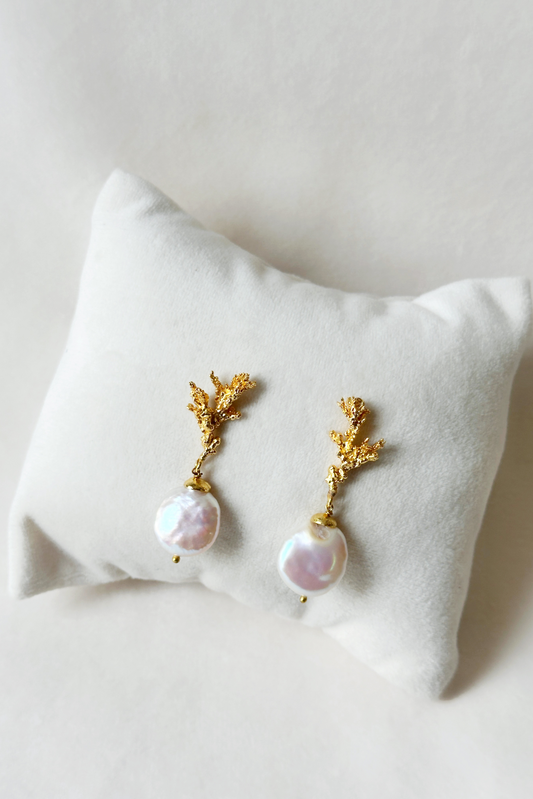 Seafloor - Coralline pearl drop earrings - Gold