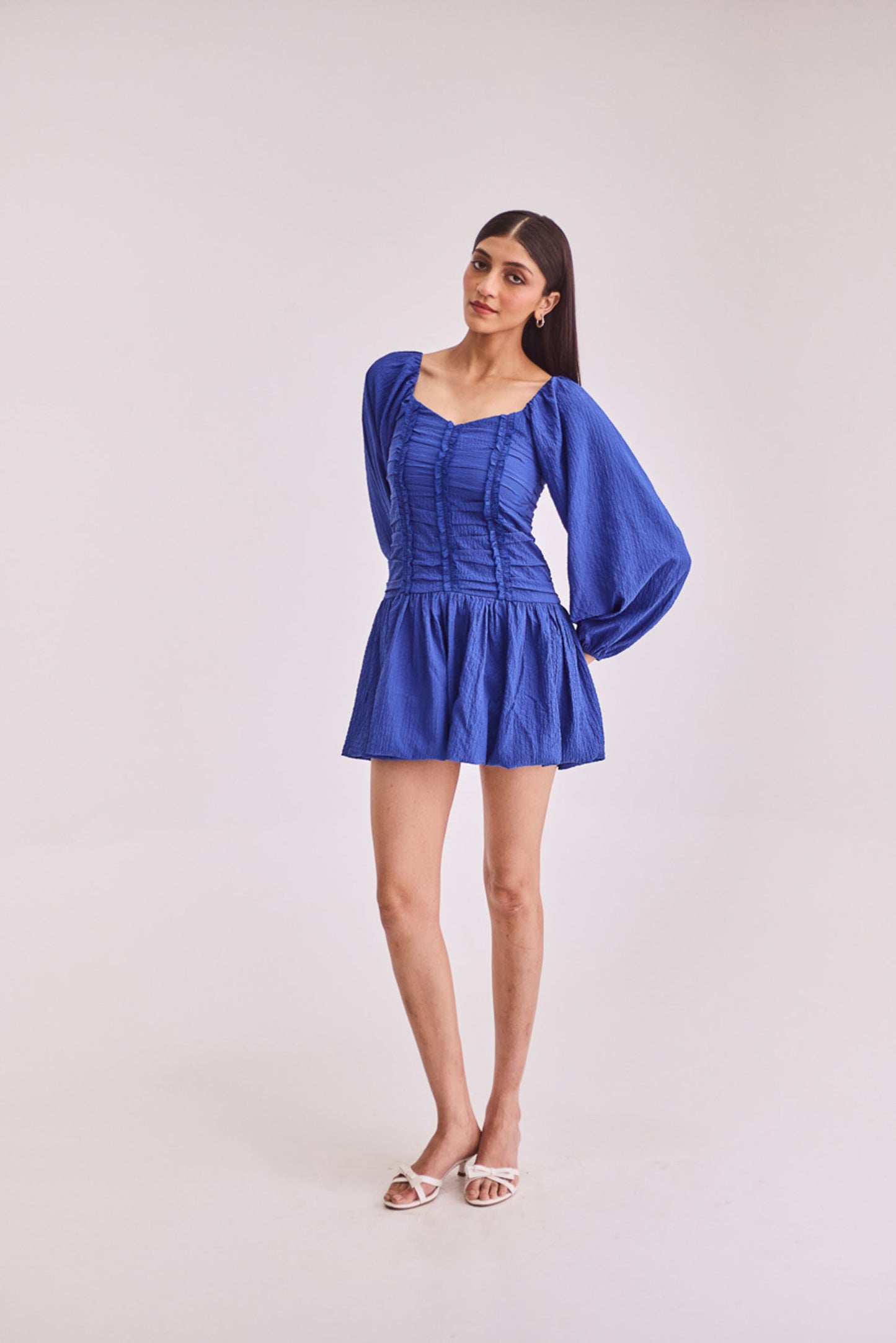 Short blue dress with full sleeves
