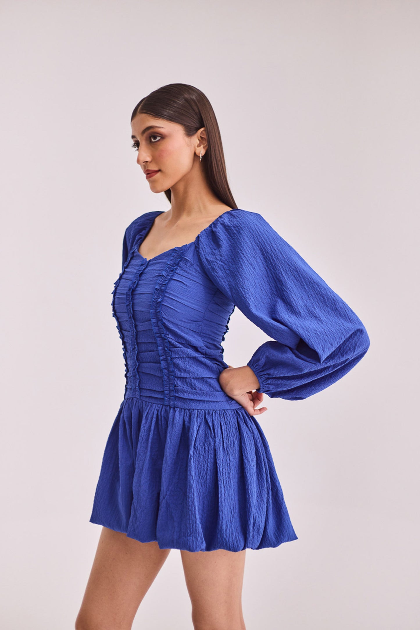 Short blue dress with full sleeves