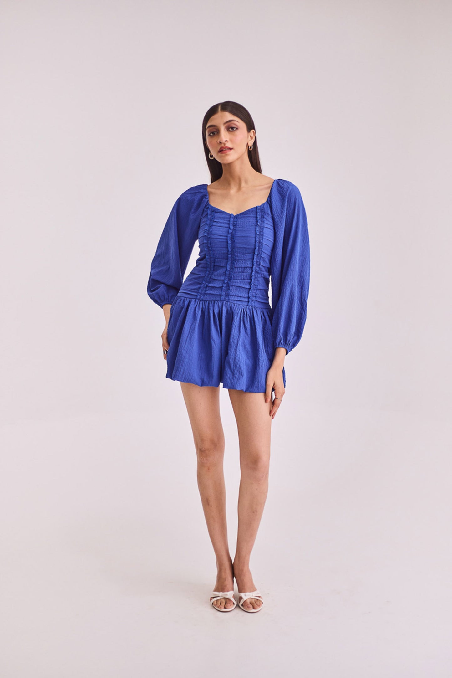 Short blue dress with full sleeves